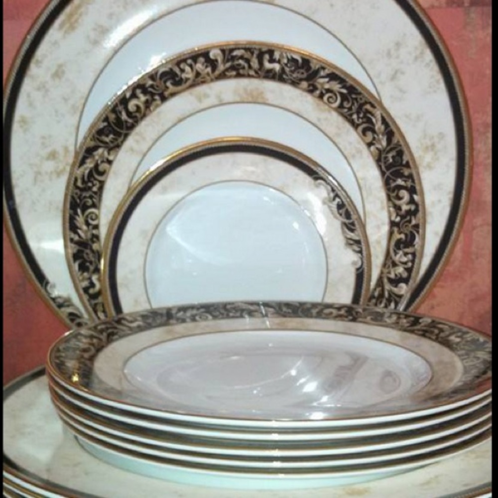 Wedgwood cornucopia pattern 5-piece China